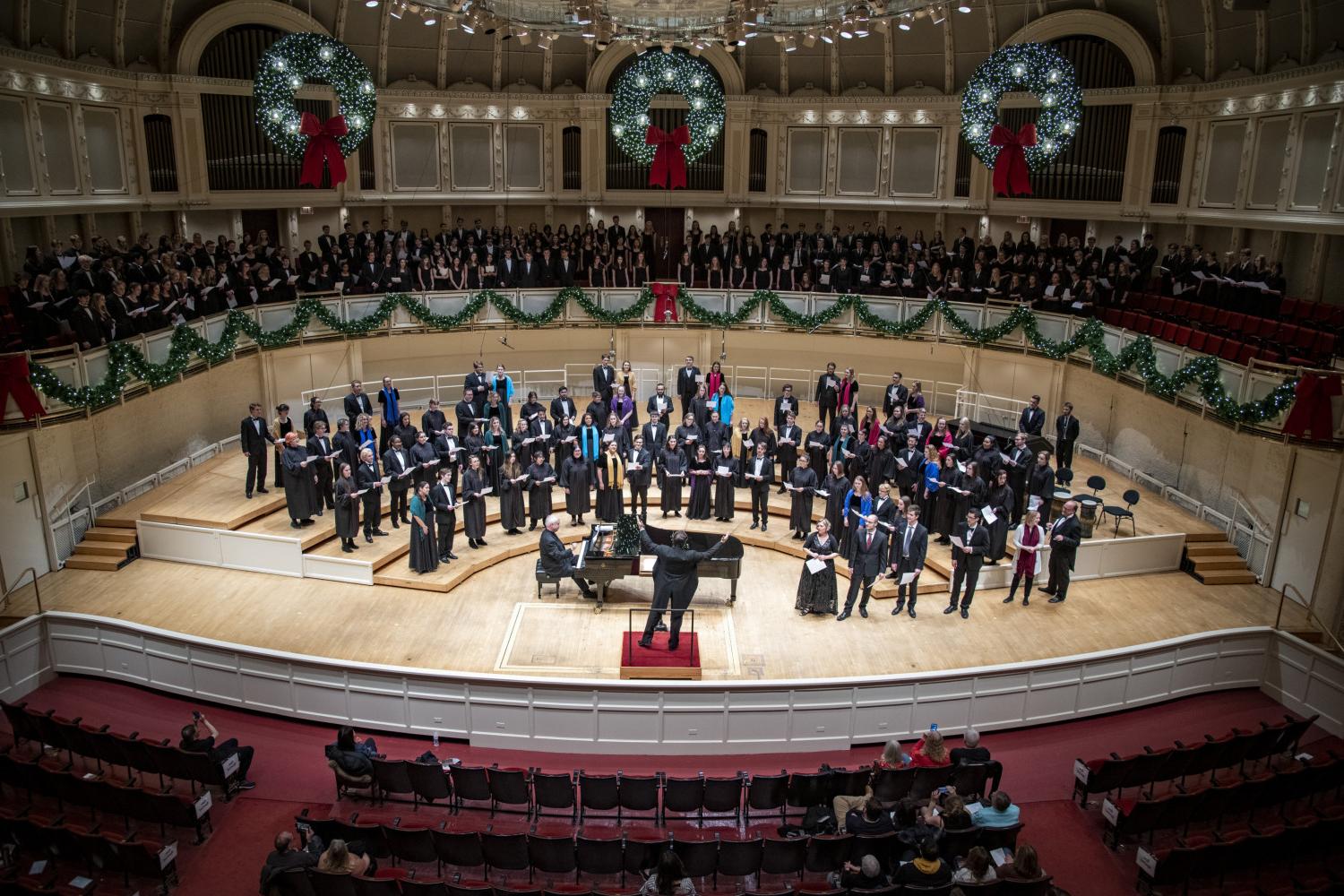 The <a href='http://h1ji.mokmingsky.com'>全球十大赌钱排行app</a> Choir performs in the Chicago Symphony Hall.
